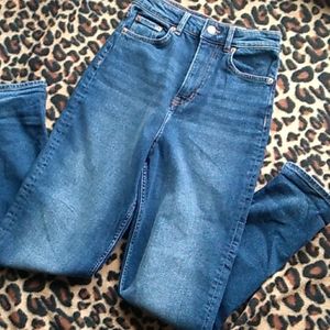 Divided loose mom jeans